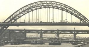 Dette billede har en tom ALT-egenskab (billedbeskrivelse). Filnavnet er Tyne-Bridge-3-1-300x158.jpg